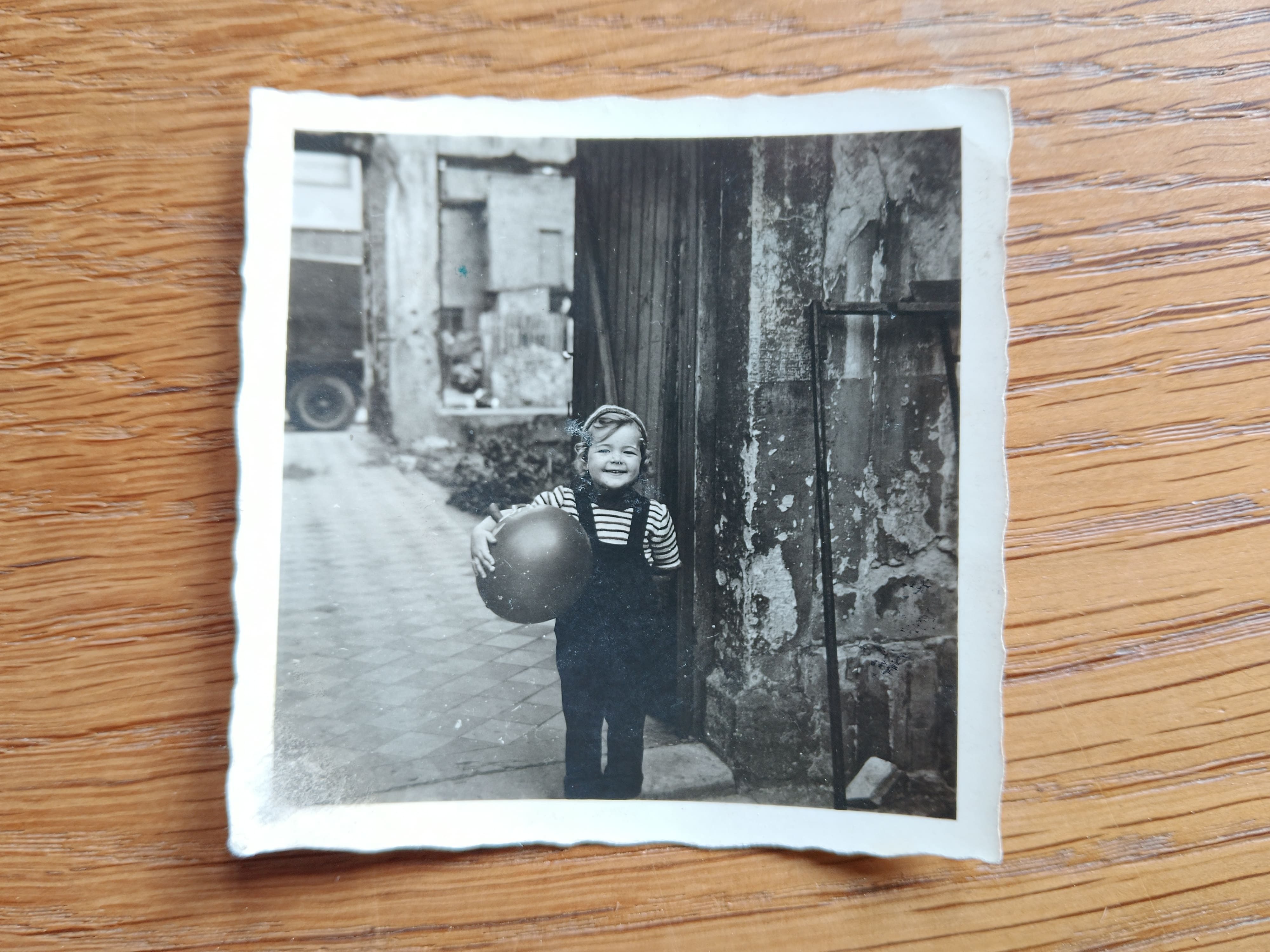 Meine Mutter im Nachkriegs-Mannheim (M2) in der Werkstatt ihres Opas