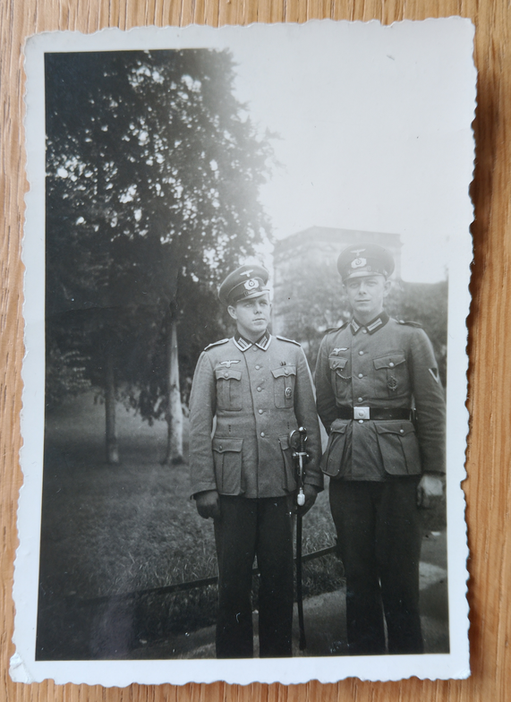 Und sein Bruder Emil. Mein Opa wurde gemäß seines Geburtsdatums eingezogen und aufgrund seiner Ausbildung als Unteroffizier eingestellt. Er war in Gnesen, Kuusamo (Finnalnd), Caen (Frankreich), in zwei Lazaretten (Unfall mit einem Panzer und Armdurchschuss) und zuletzt irgendwo in Tschechien. Interessanterweise wurde er immer kurz bevor es 'losging' versetzt.